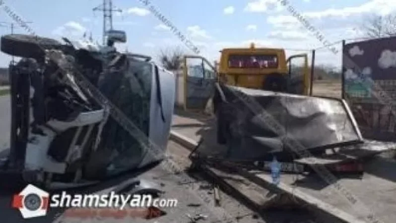 Ford Transit-ը բախվել է կայանված Mercedes քարշակին և կողաշրջվել