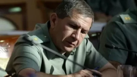 Զինվորականները մեկը մյուսի հետևից հրաժարվում են պաշտոնից և կանգնում Գլխավոր շտաբի կողքին. «Ժողովուրդ»