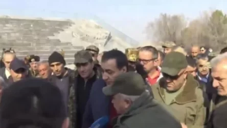 ՏԵՍԱՆՅՈՒԹ. Մի հատ դուրս արի. Անդրանիկ Քոչարյանը բղավեց, իսկ Սասուն Միքայելյանն էլ թեթև հրեց լրագրողին