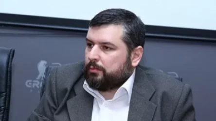 Մինչ սպասում էինք Արա Սաղաթելյանի խափանման միջոցը փոխելու վճռի հրապարակմանը, ինչ-որ ոստիկան տեսագրում էր հավաքվածներին. Վրթանեսյան