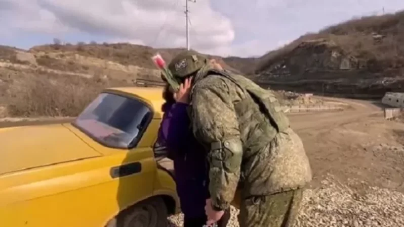 Ռուս խաղաղապահները արցախցի կանանց շնորհավորել են  Կանանց միջազգային օրվա առթիվ