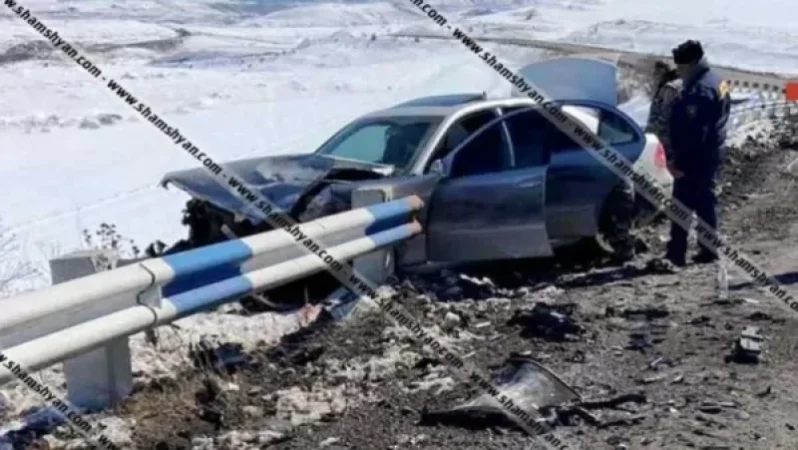 Collision between Škoda and Mercedes, the latter crashes into a metal barrier, injuries reported