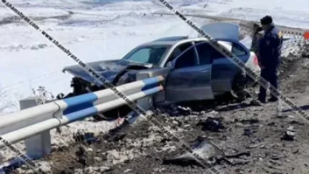 Բախվել են Škoda-ն ու Mercedes-ը. վերջինս էլ մխրճվել է երկաթե արգելապատնեշի մեջ. կան վիրավորներ