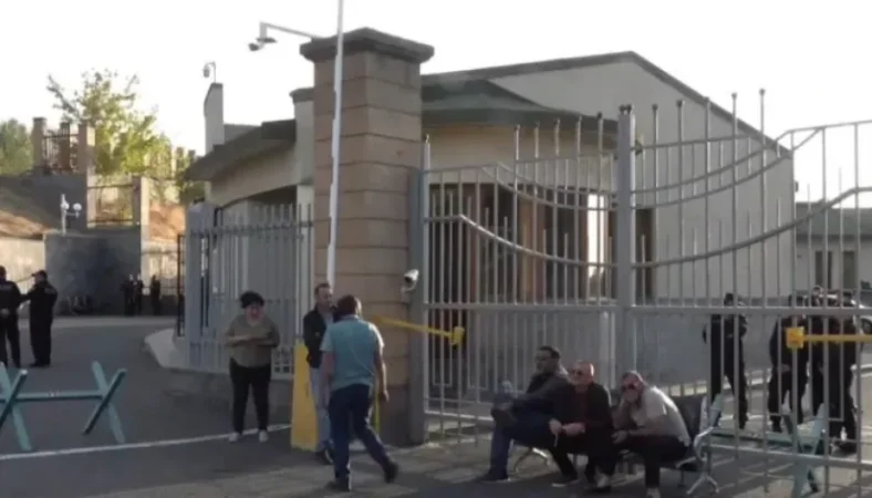 Ոստիկանության ծառայողների ուղղությամբ շշեր են նետել. ԳՇ պետը ընդունել է քաղաքացիներին