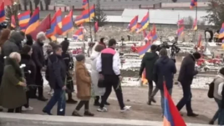 Եռաբլուրում քաղաքացիները ծաղիկներ խոնարհեցին զոհված զինծառայողների շիրիմներին