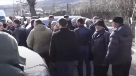 ՏԵՍԱՆՅՈՒԹ. Իջևանցիները փակել են միջպետական ճանապարհը. պահանջում են, որ մարզպետը գա և ասի, թե ինչ է կատարվում սահմանին