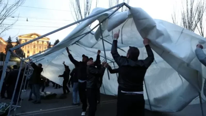 Դեմիրճյան փողոցում՝ խորհրդարանի մուտքի մոտ երկու վրան կտեղադրվի