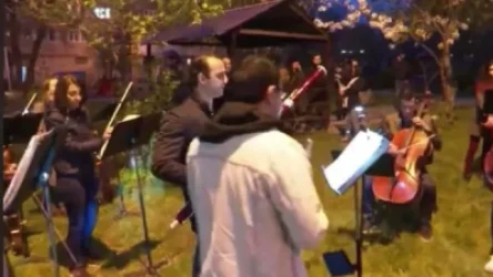 ՈՒՂԻՂ. Ֆիլհարմոնիկ նվագախմբի անակնկալ կատարումը 15-րդ թաղամասի բակերից մեկում