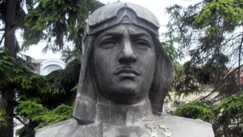 Ադրբեջանցիները Շուշիում ոչնչացրել են Նելսոն Ստեփանյանին նվիրված հուշարձանը