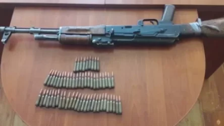 Ոստիկանության բաժիններում մի խումբ անձինք «Կալաշնիկովի» ինքնաձիգներ ու զինամթերք են կամավոր հանձնել