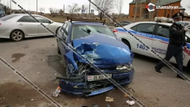 Խոշոր ավտովթար Դավիթաշենում. բախվել են Opel-ն ու Toyota-ն. վերջինս կոտրել է ցուցանակը. կա վիրավոր