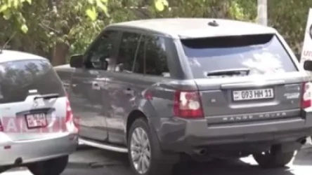 ՏԵՍԱՆՅՈՒԹ. Մեքենան իմը չէ, համարները տվել եմ մեր փորձագետին. Արման Աբովյանը՝ մայթին կայանելու մասին