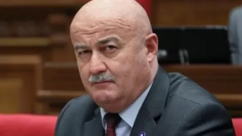 Մարդ ինչքան լկտի պետք է լինի. Հովիկ Աղազարյանը` Լևոն Տեր-Պետրոսյանին