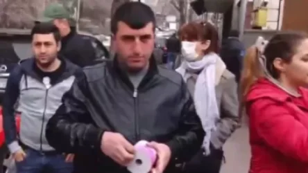 ՏԵՍԱՆՅՈՒԹ. Քաղաքացիները զուգարանի թղթեր նետեցին ՊՈԱԿ-ի պարիսպներից ներս