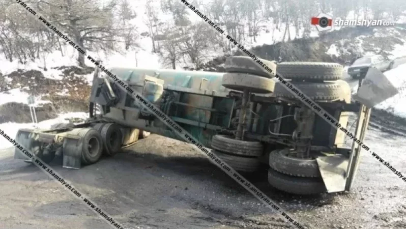 22 տոննա դիզվառելիքով բարձված Scania-ն կողաշրջվել է. սկսվել է արտահոսք, ճանապարհը միակողմանի փակվել է