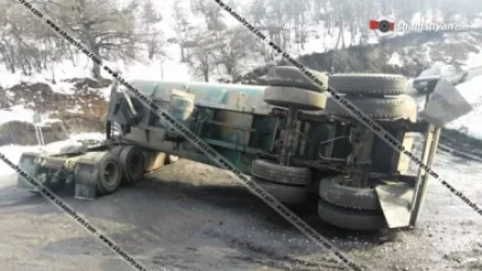 22 տոննա դիզվառելիքով բարձված Scania-ն կողաշրջվել է. սկսվել է արտահոսք, ճանապարհը միակողմանի փակվել է