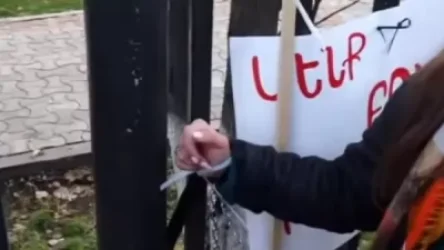 ԼՈՒՍԱՆԿԱՐՆԵՐ. «Վերադարձրեք գերիներին». քաղաքացիները ձեռնաշղթաներով ակցիա են անում Ազգային ժողովի մոտ