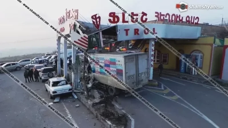 Բախվել են բեռնատարն ու ավտոբուսը. ուղևորն իրեն դուրս է նետել ավտոմեքենայից և մահացել