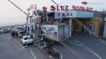 Բախվել են բեռնատարն ու ավտոբուսը. ուղևորն իրեն դուրս է նետել ավտոմեքենայից և մահացել