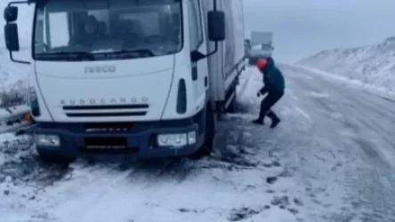 ՏԵՍԱՆՅՈՒԹ. Բեռնատարը մոտ 2 մ դուրս է եկել երթևեկելի գոտուց և արգելափակվել փոսում