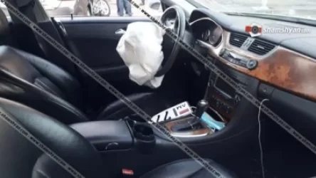 Ավտովթար Երևանում․ բախվել են Mercedes-ն ու Chrysler-ը. կա վիրավոր