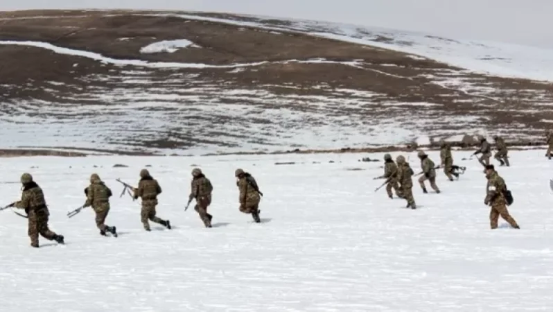 Ամրացնելով բնագծերը, զինծառայողները պաշտպանությունից անցել են հակագրոհի. զորավարժություններ