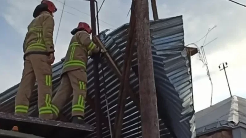 Անասնագոմի տանիքն ուժեղ քամուց պոկվել և ընկել է էլեկտրական սյան վրա. ԱԻՆ