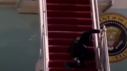 ՏԵՍԱՆՅՈՒԹ. Ջո Բայդենը ինքնաթիռ բարձրանալիս երեք անգամ սայթաքել ու վայր է ընկել