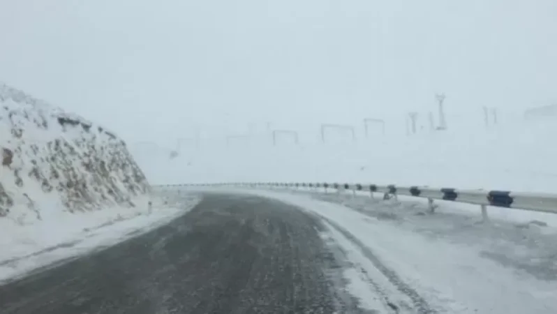 Սյունիքի մարզի Սիսիան-«Զանգեր» կոչվող հատվածում տեղ-տեղ առկա է մերկասառույց