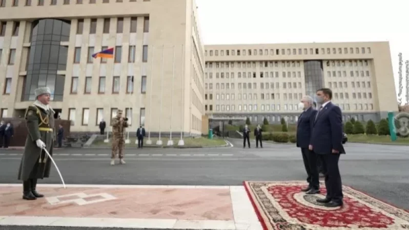 Հայաստան է ժամանել Իրաքի ՊՆ նախարարը