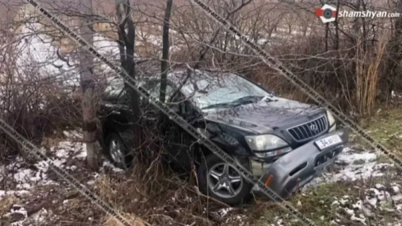 Եղվարդ-Նոր Գեղի ավտոճանապարհին Mercedes C180 և Lexus RX300 մակնիշի ավտոմեքենաները բախվել են միմյանց և հայտնվել ձորակում. shamshyan. com