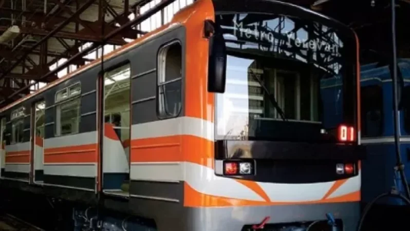 Խափանում՝ Երևանի մետրոյի գնացքի վագոններից մեկում․ ուղևորները տեղափոխվել են. 24News