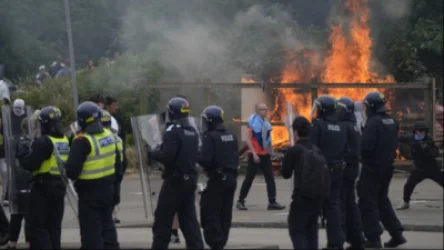 Մեծ Բրիտանիայում ցուցարարները փորձել են հրկիզել հյուրանոցը, որտեղ միգրանտներ են եղել