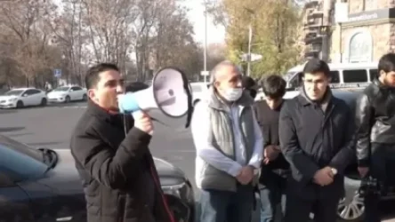 Թշնամուն տարածքներ նվիրելով ծնկի է բերվում նաև մեր գյուղատնտեսությունը. շարժման մասնակիցները Գյուղատնտեսական համալսարանի դիմաց են