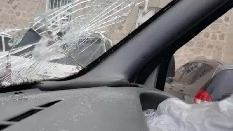 Մեքենան վնասվելուց հետո անգամ չի կանգնել, արագ քշել–եկել է. մանրամասներ` դեպի Գորիս ճանապարհի միջադեպից. Sputnik