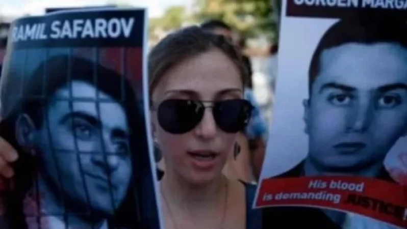 Ադրբեջանցու կողմից կացնահարված հայ սպայի հարազատները պահանջում են արդարություն. Guardian