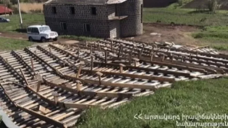 Հրազդանում քամուց պոկված տանիքը երկկողմանի փակել է ճանապարհը