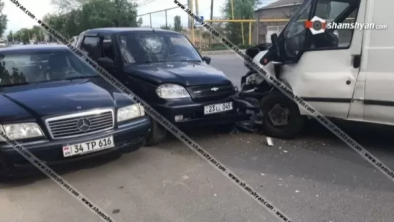 Վթար. բախվել են երեք ավտոմեքենաներ, 2 մարդ տեղափոխվել է «Մասիս» բժշկական կենտրոն