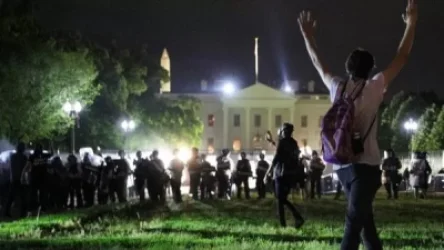Աֆրոամերիկացու սպանությունից հետո Սպիտակ տան դիմաց բախումներ են եղել իրավապահների և ցուցարարների միջև. CNN