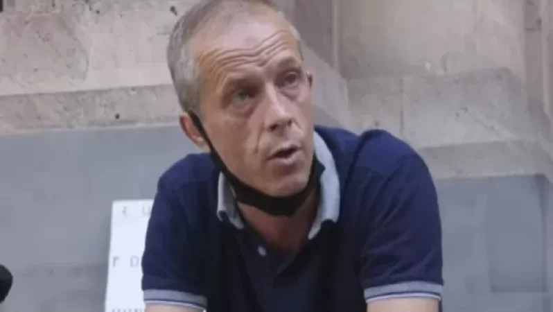 Պահեստազորի սպա Ցոլակ Խաչատրյանը անժամկետ հացադուլ է հայտարարել կառավարության շենքի դիմաց