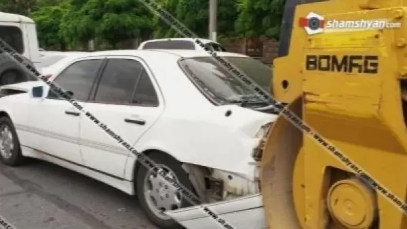 ԱԱԾ-ի դիմաց «կատոկը» ընկել է բեռնատարի միջից, բախվել «Mercedes»-ին, վերջինս էլ՝ «Վիլիսին»