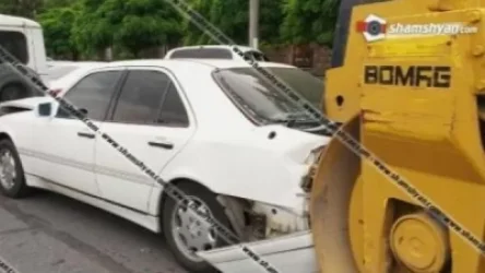 ԱԱԾ-ի դիմաց «կատոկը» ընկել է բեռնատարի միջից, բախվել «Mercedes»-ին, վերջինս էլ՝ «Վիլիսին»