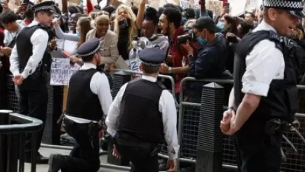 Լոնդոնում իրավապահներից ոմանք ծնկի են իջել ցուցարարների առջեւ