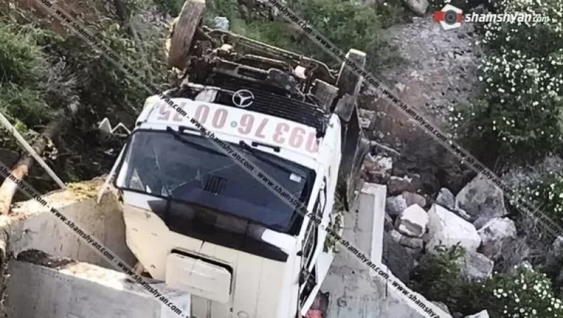 Արագածոտնի մարզում Mercedes մակնիշի ավտոքարշակը գլորվելով՝ գլխիվայր հայտնվել ձորում