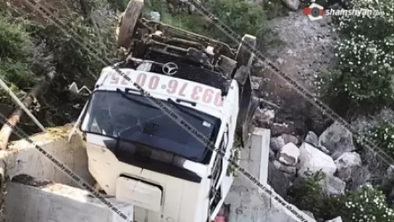 Արագածոտնի մարզում Mercedes մակնիշի ավտոքարշակը գլորվելով՝ գլխիվայր հայտնվել ձորում