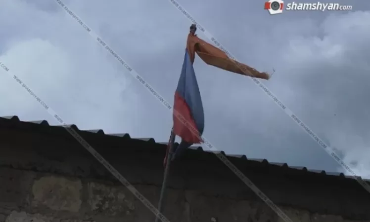 Գյուղապետարանի տանիքին ծածանվում է ամբողջովին բզկտված եռագույնը