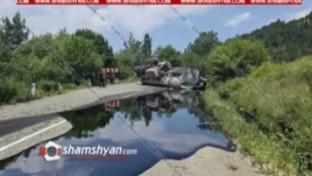 23 տոննա մազութով բարձված բեռնատարը բախվել է հողաթմբին և կողաշրջվել