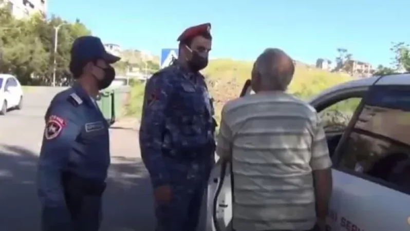 Տաքսու վարորդների համար, եթե անգամ մեքենայում մենակ են, դիմակ կրելը պարտադիր է