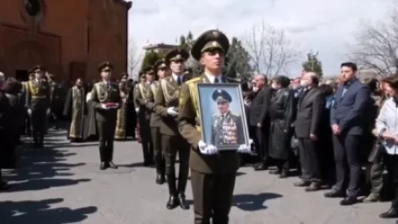 Լեգենդար հրամանատար, գեներալ-մայոր Կոմանդոսին ճանապարհեցին ծափահարություններով