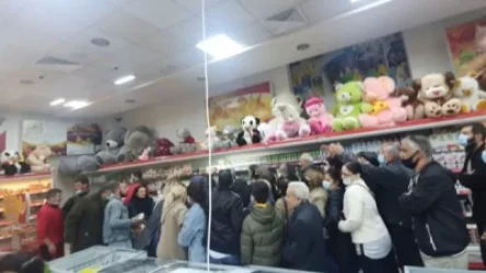 Քաղաքացիները հերթ են կանգնում երևանյան սուպերմարկետում` մեկ տուփ ձու գնելու համար. Tert